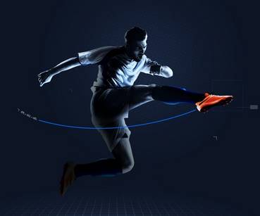 Футболист в оранжевых бутсах